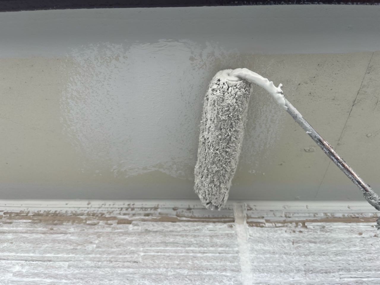 仕上げ塗装1回目です。