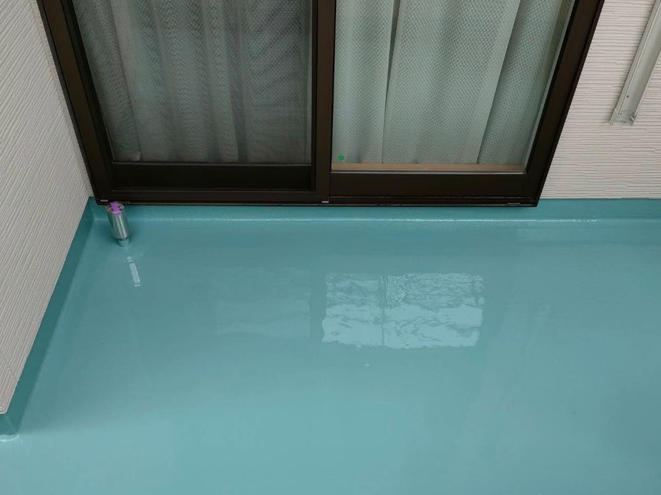 ウレタン防水塗布1回目。