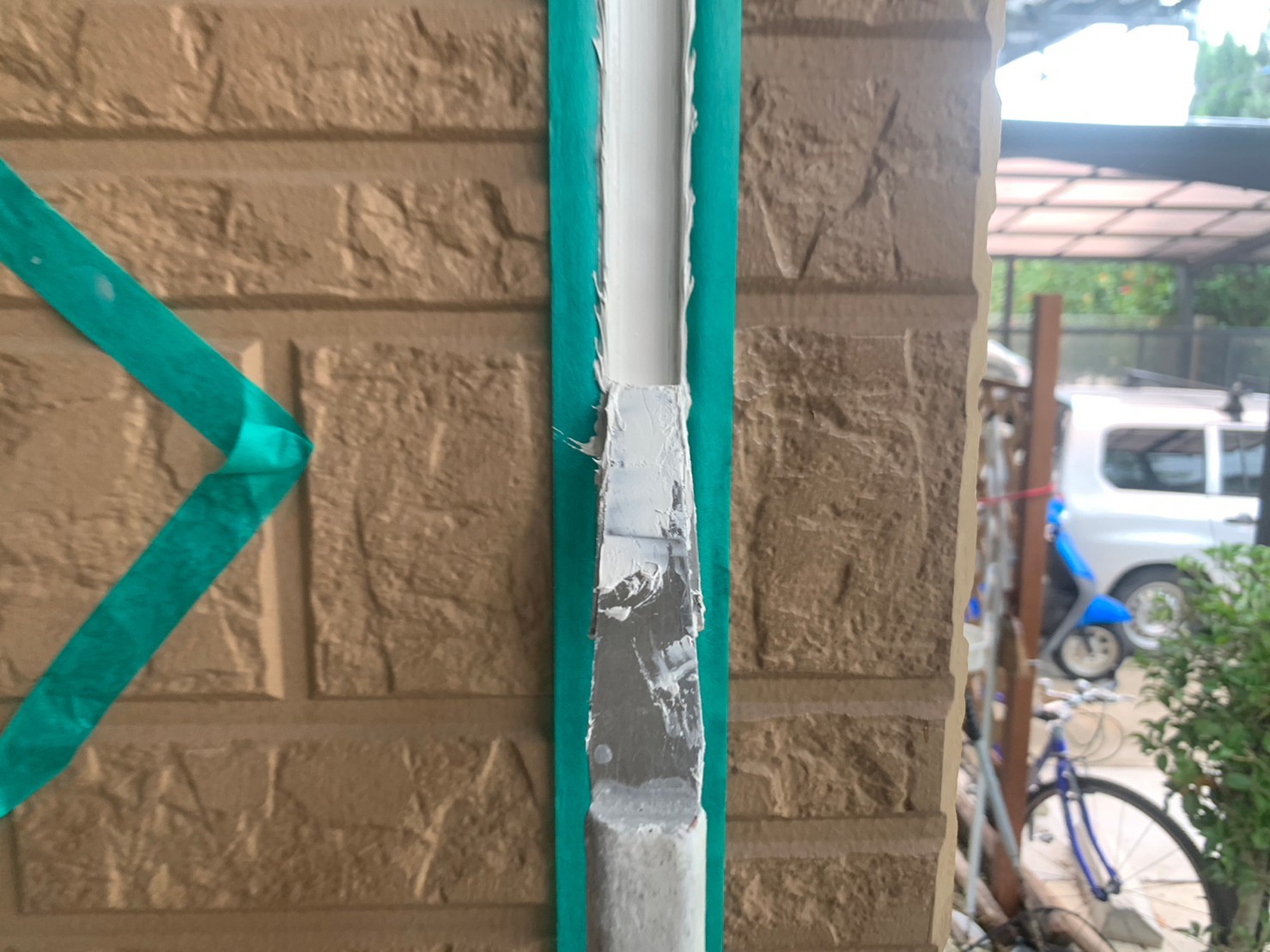 へらで押さえ込みます。