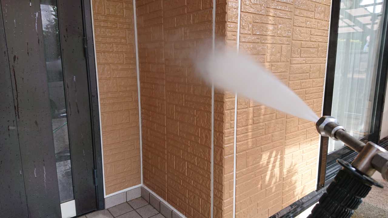 高圧洗浄します。