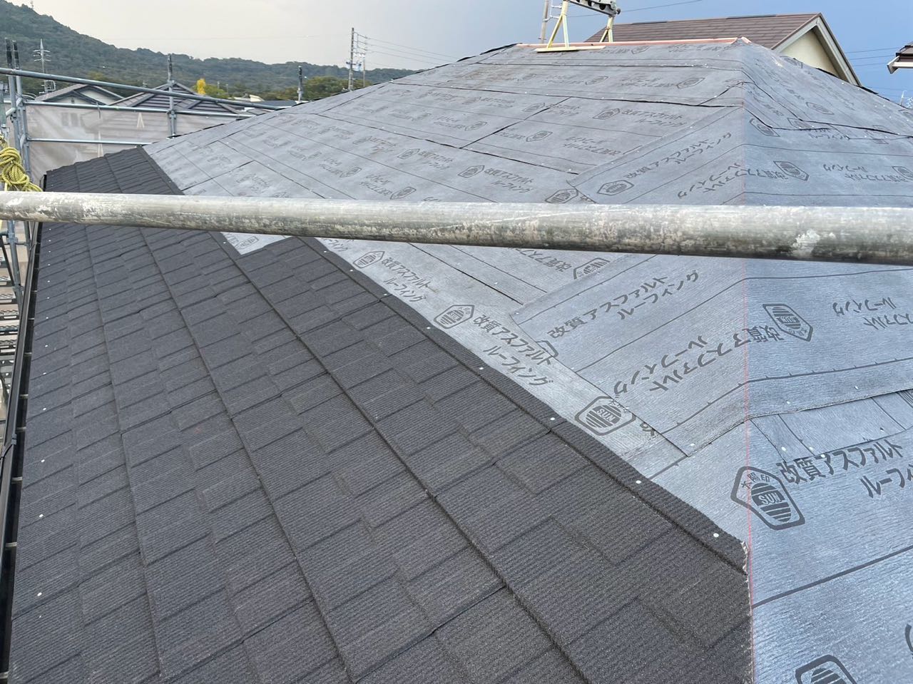 屋根材取り付けです。