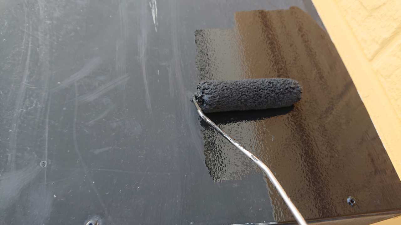 仕上げ塗装1回目です。