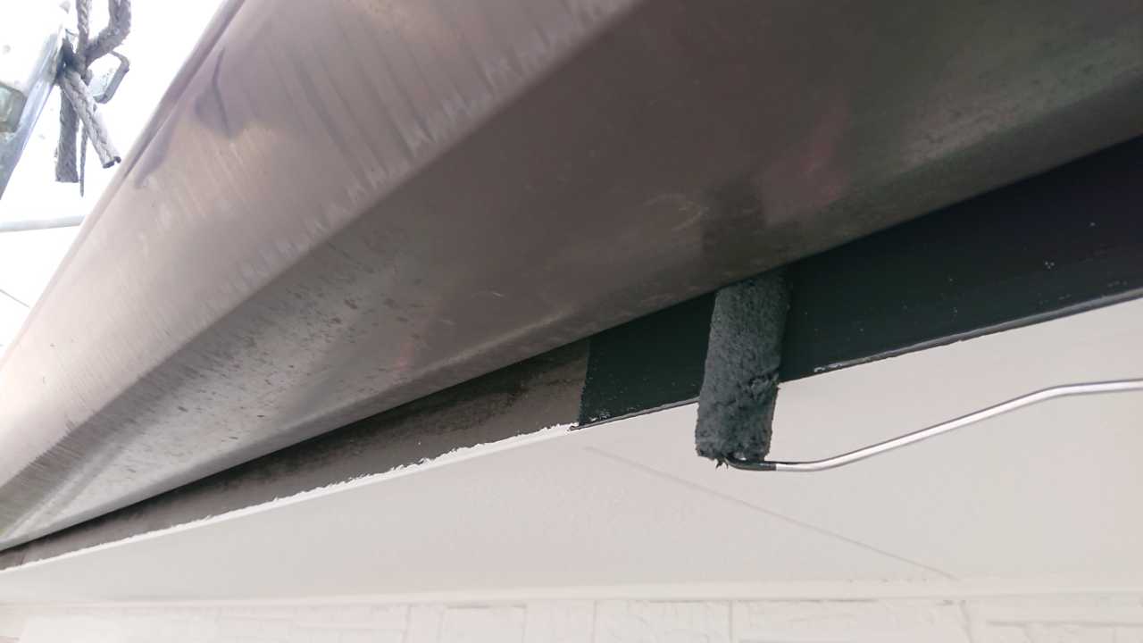 仕上げ塗装1回目です。