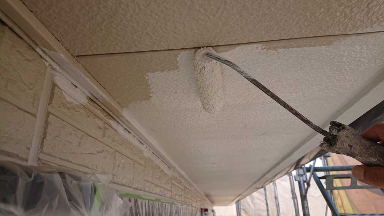 仕上げ塗装1回目です。