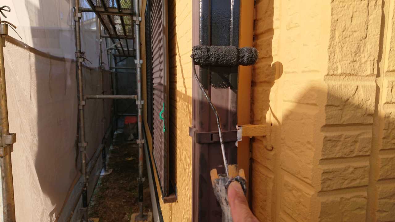 仕上げ塗装1回目です。