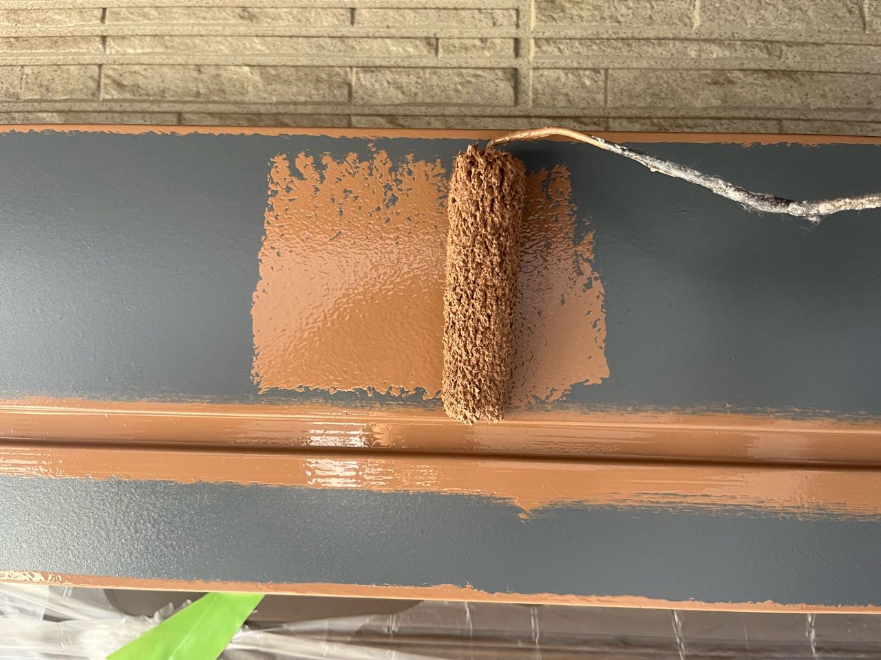 仕上げ塗装1回目です。