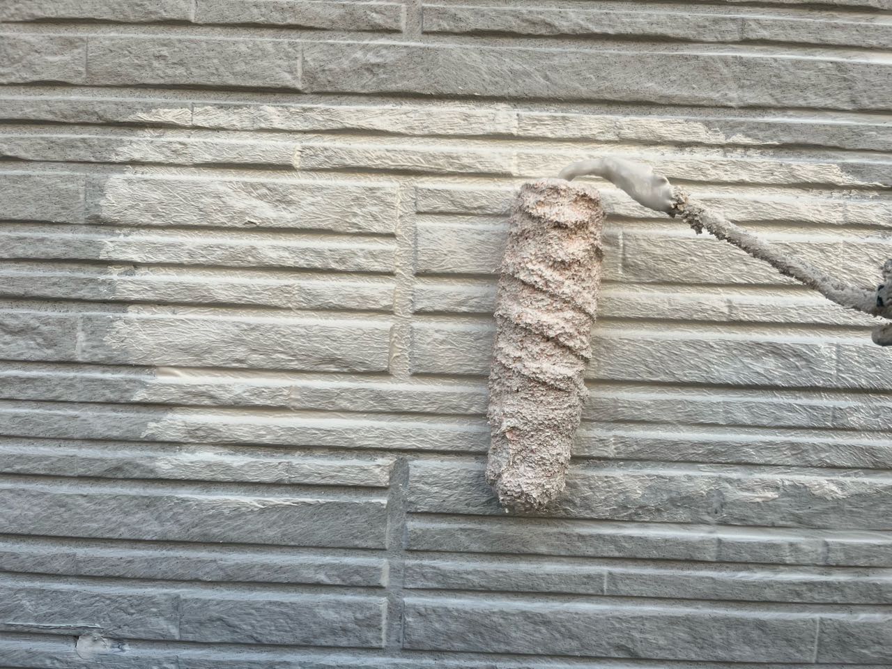 仕上げ塗装1回目です。