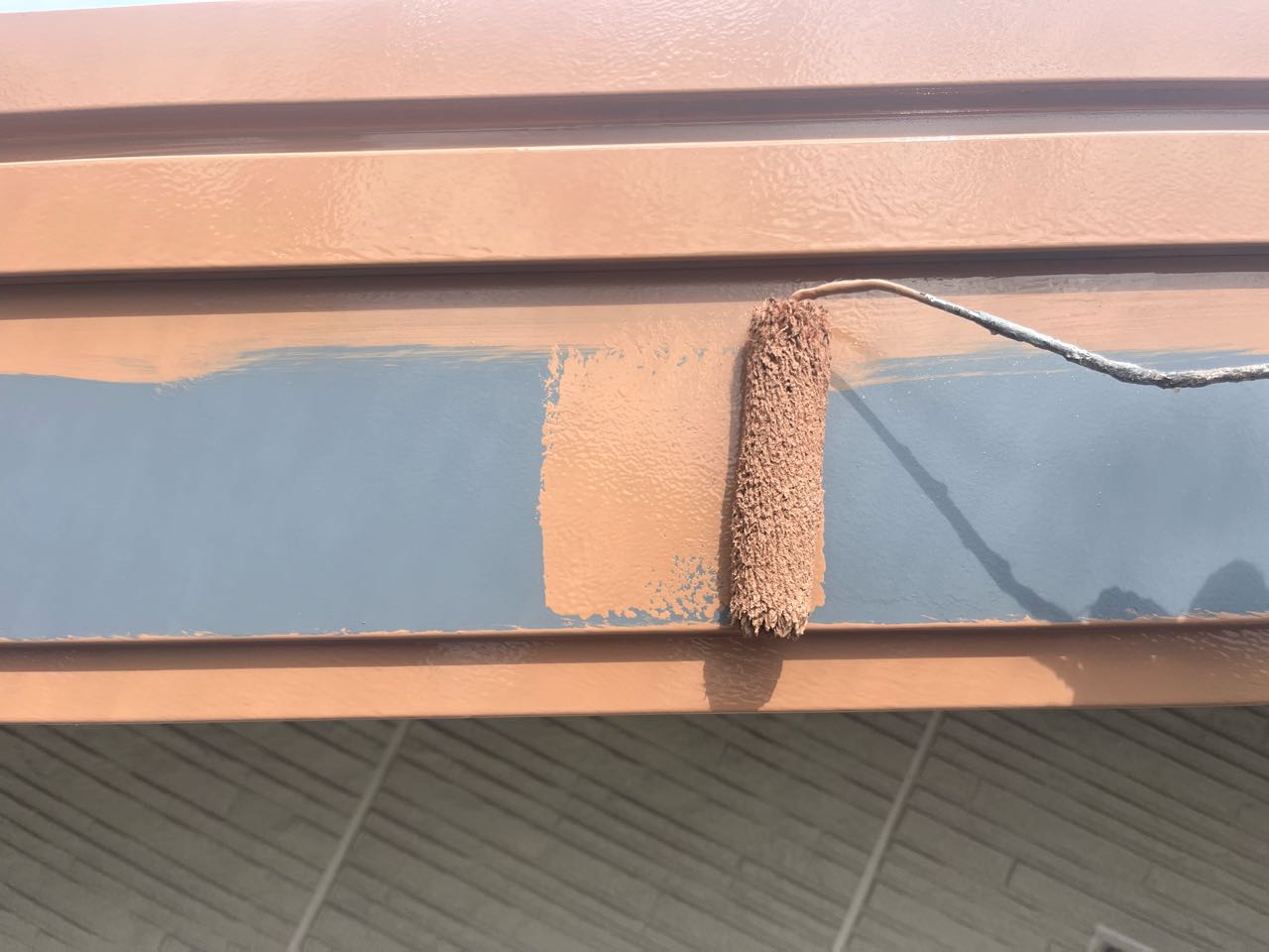 仕上げ塗装1回目です。