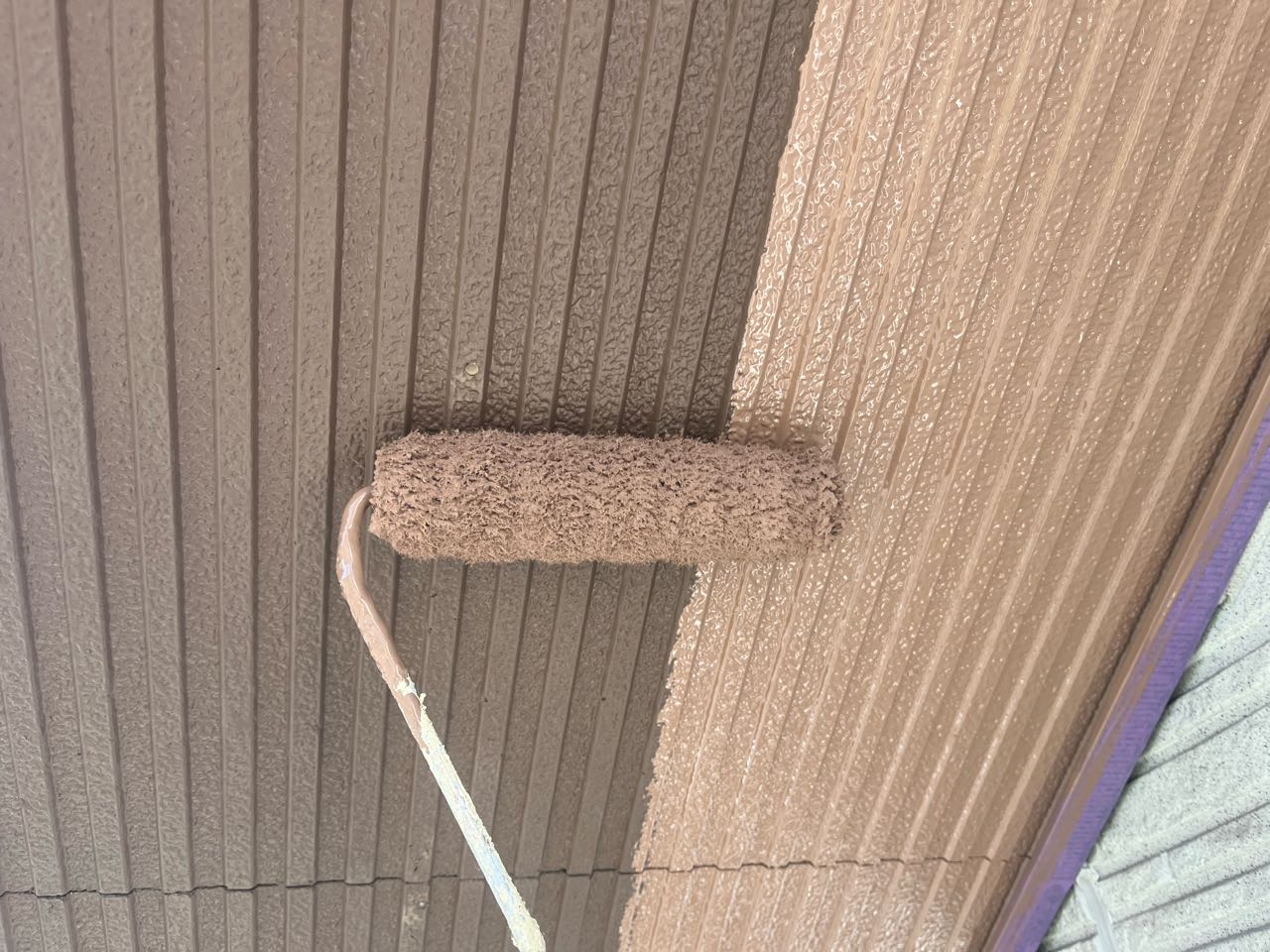 仕上げ塗装1回目です。