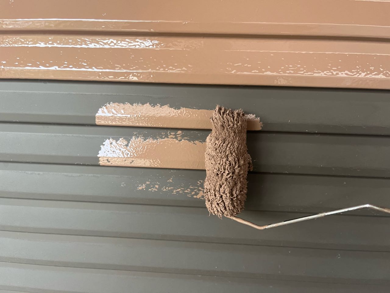 仕上げ塗装1回目です。