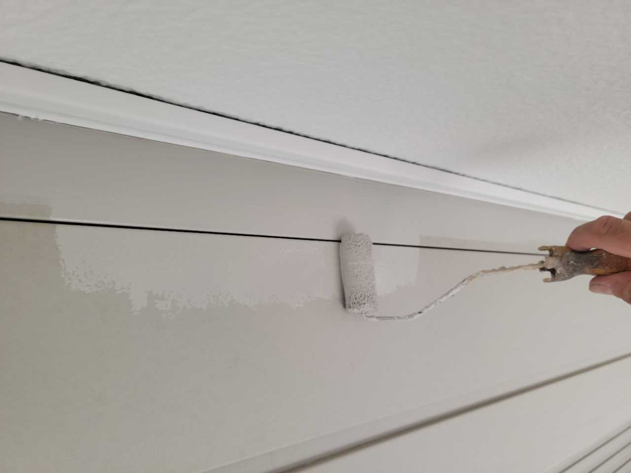 仕上げ塗装1回目です。