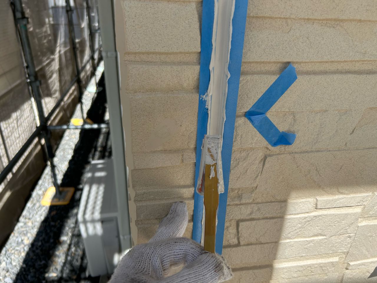 へらで押さえ込みます。