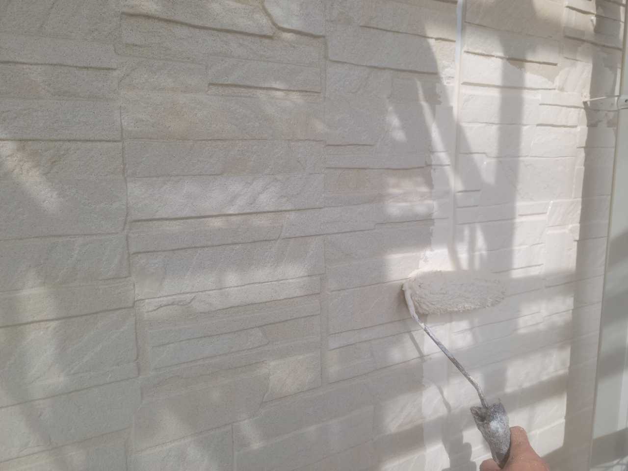 仕上げ塗装1回目です。