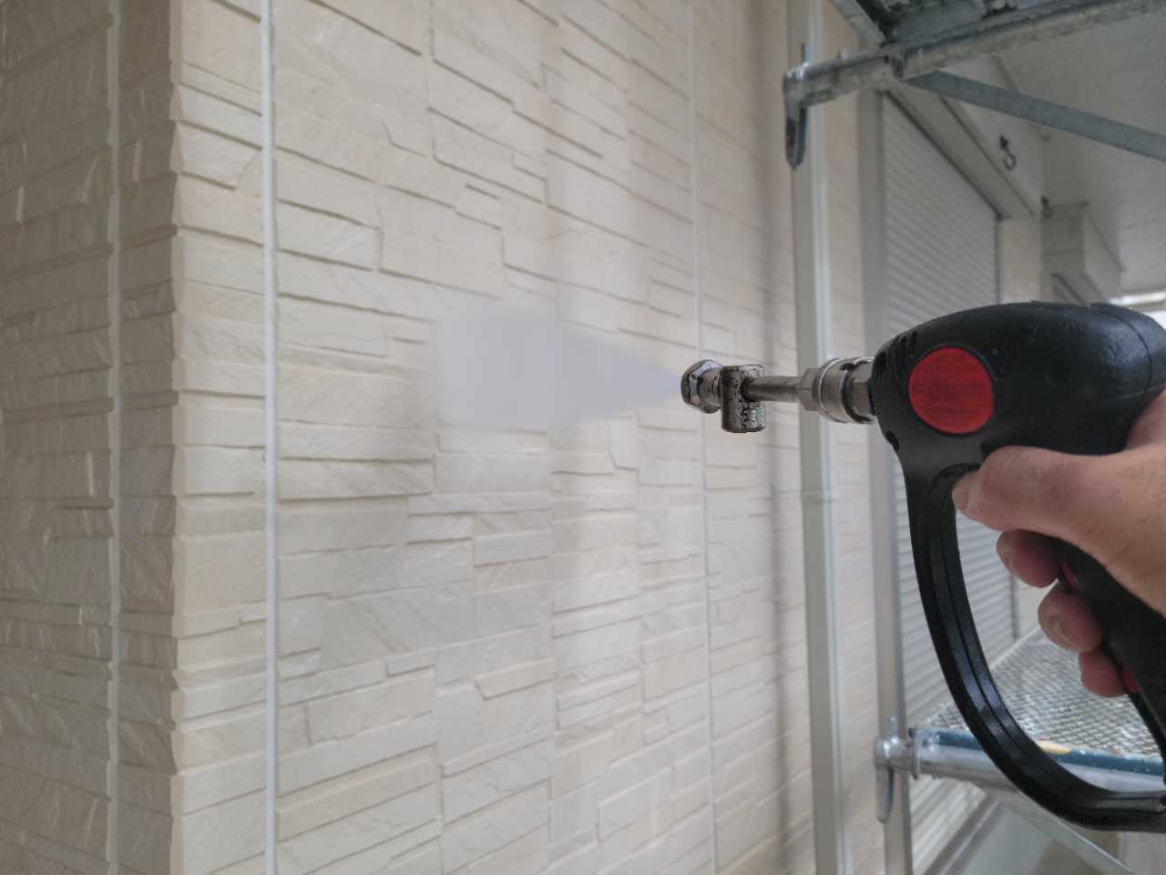 高圧洗浄します。