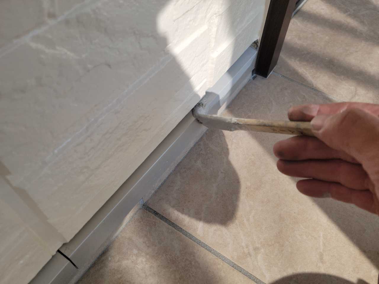 仕上げ塗装1回目です。