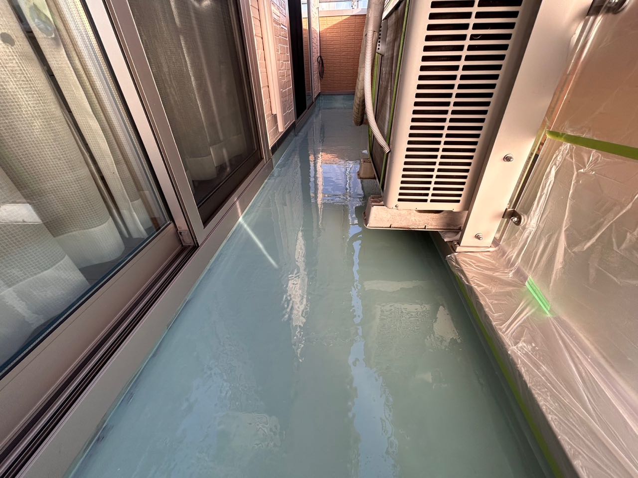 ウレタン防水塗布1回目。