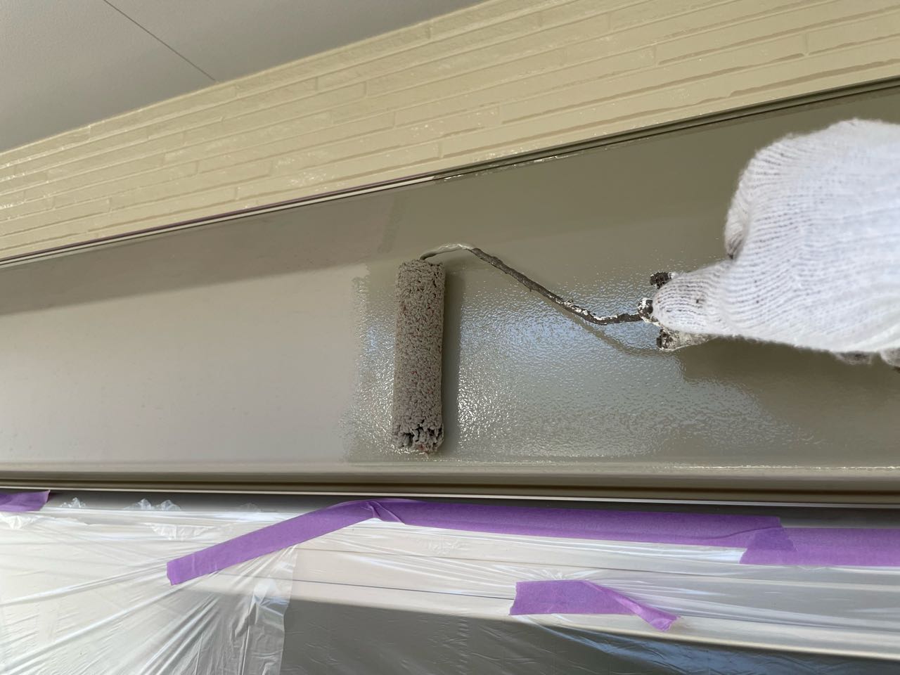 仕上げ塗装1回目です。