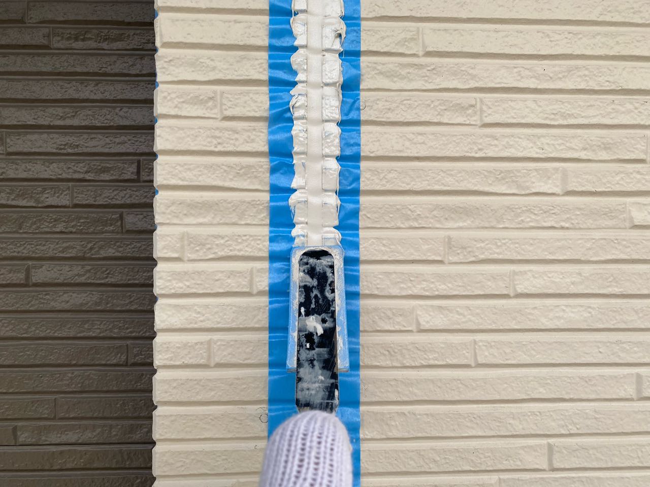 へらで押さえ込みます。