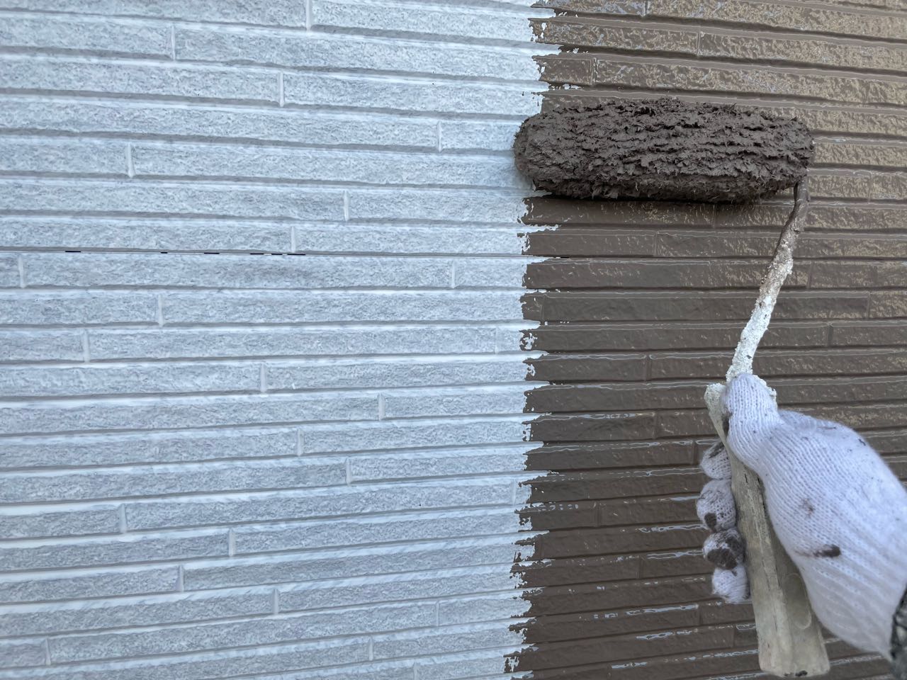 仕上げ塗装1回目です。