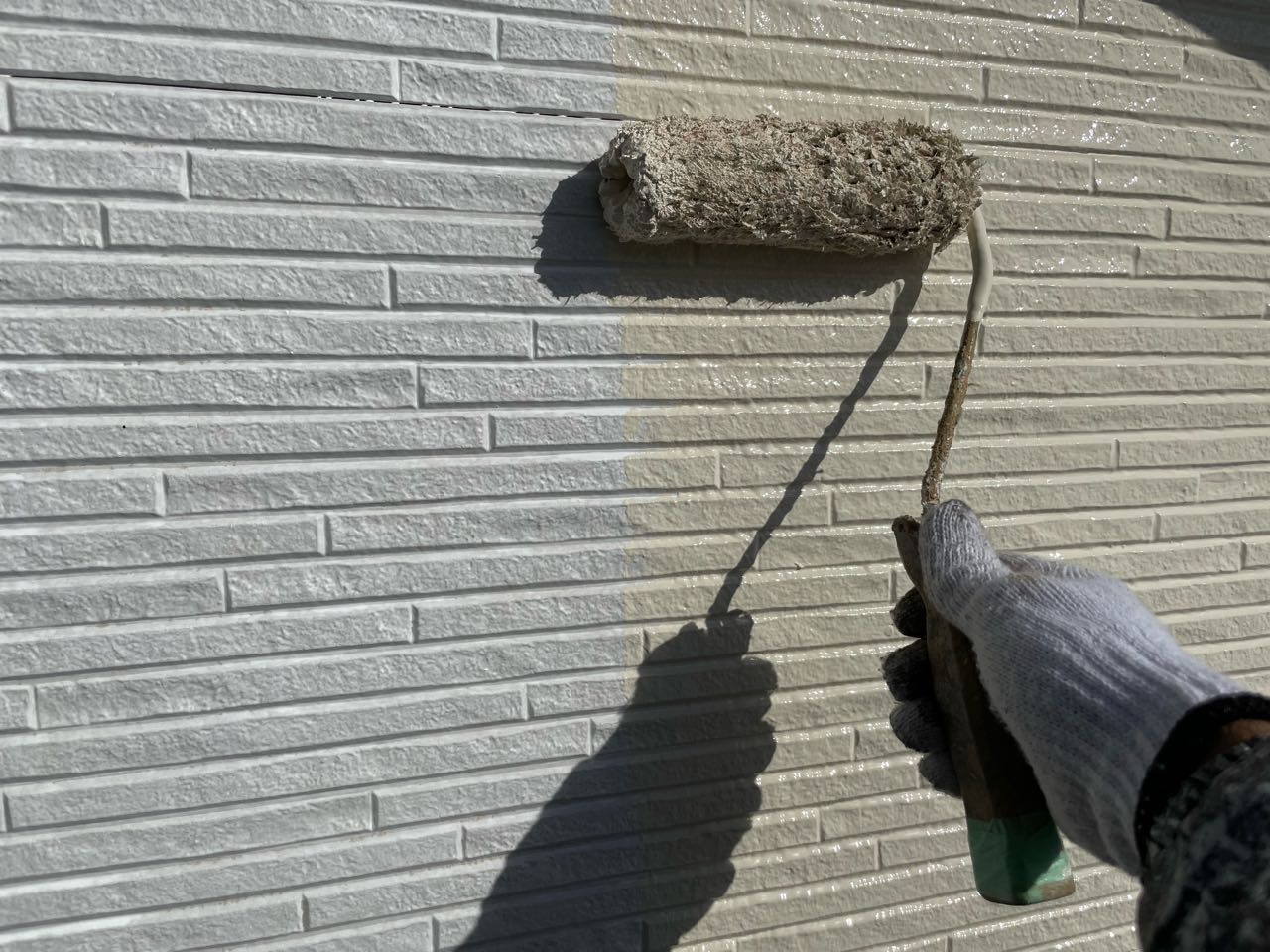 仕上げ塗装1回目です。