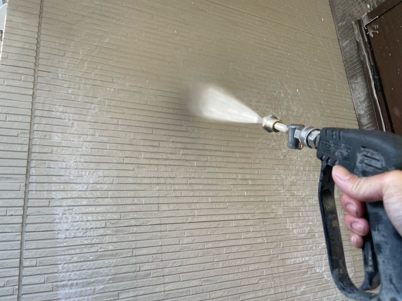 高圧洗浄します。