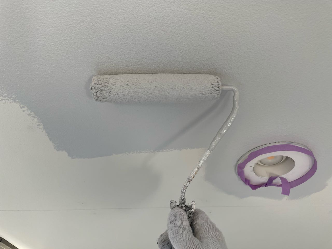 仕上げ塗装1回目です。