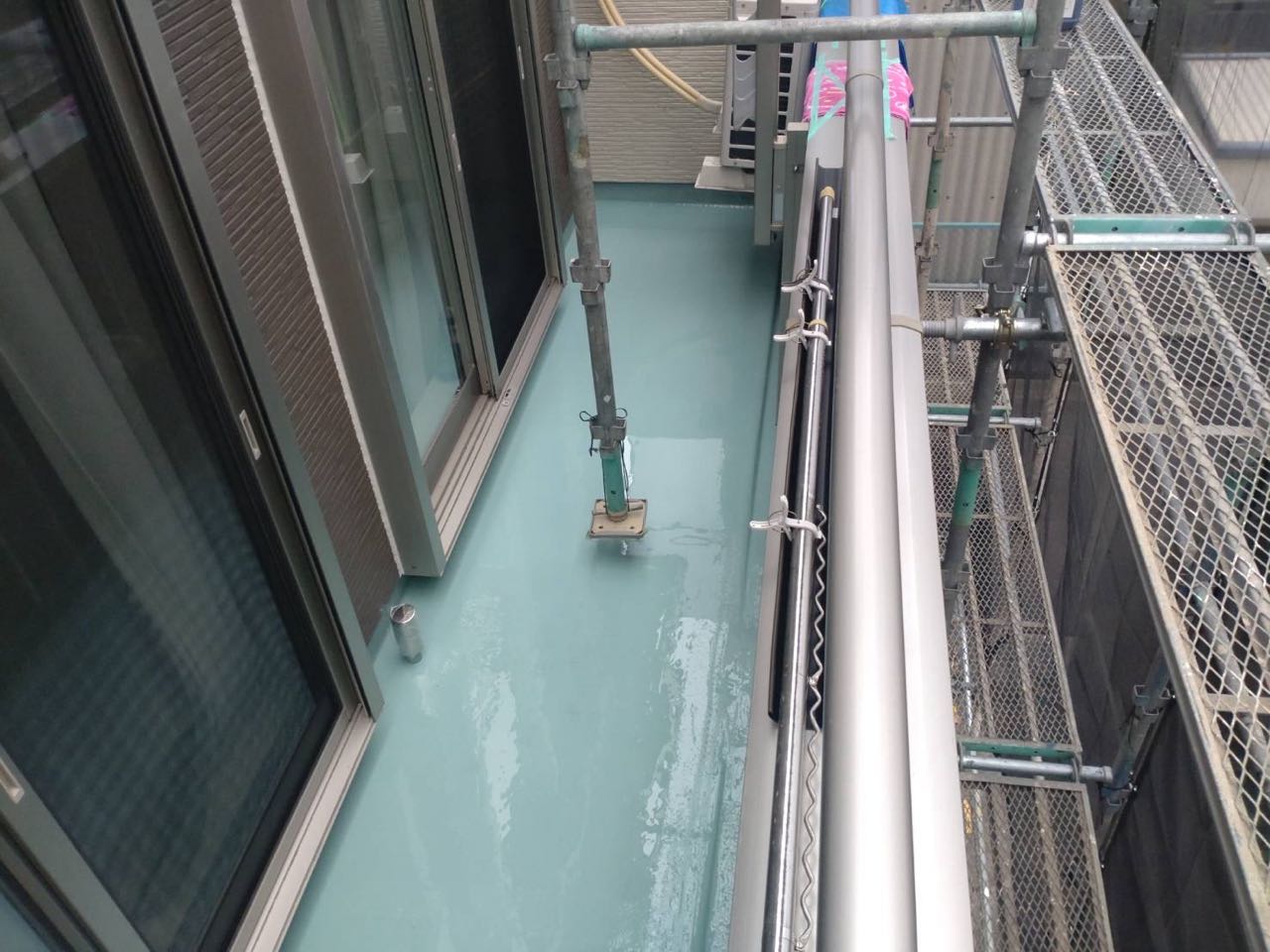 ウレタン防水塗布1回目。