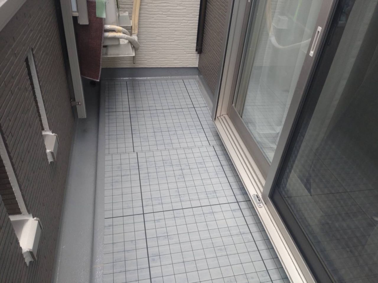 自着シートを張ります。