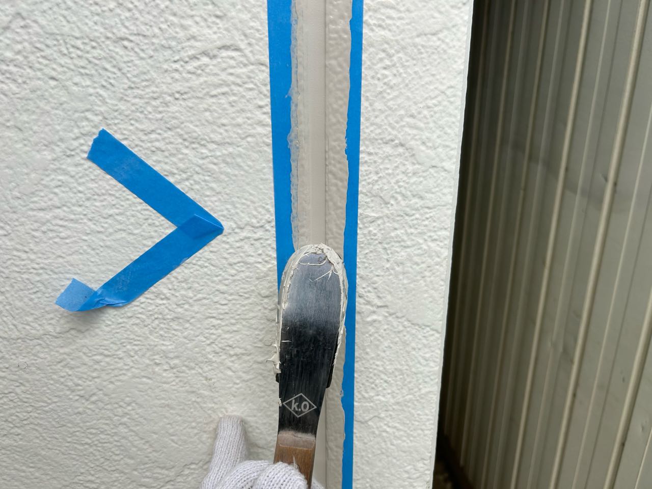 へらで押さえ込みます。