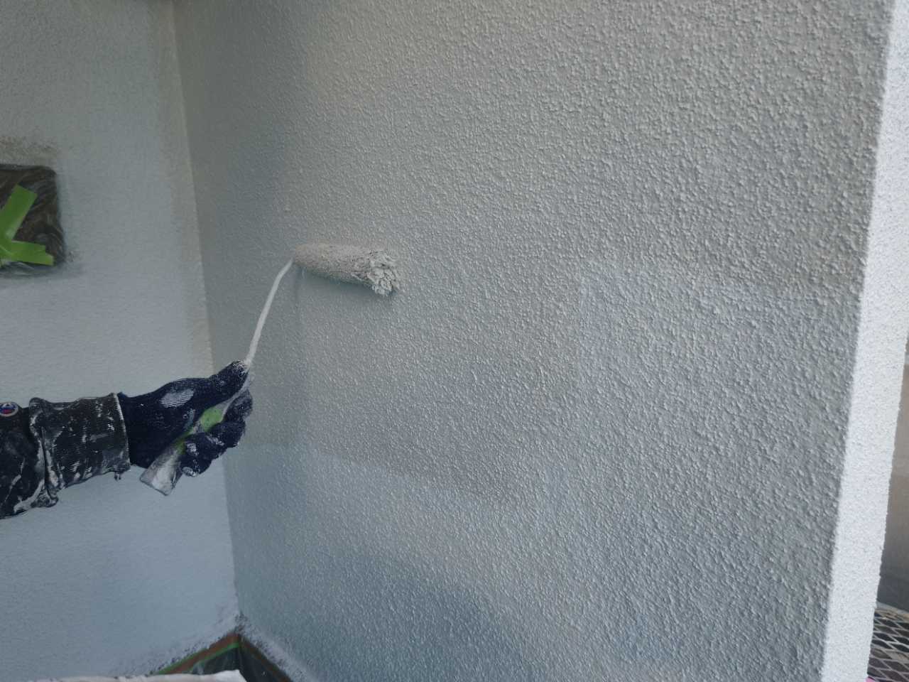 仕上げ塗装1回目です。