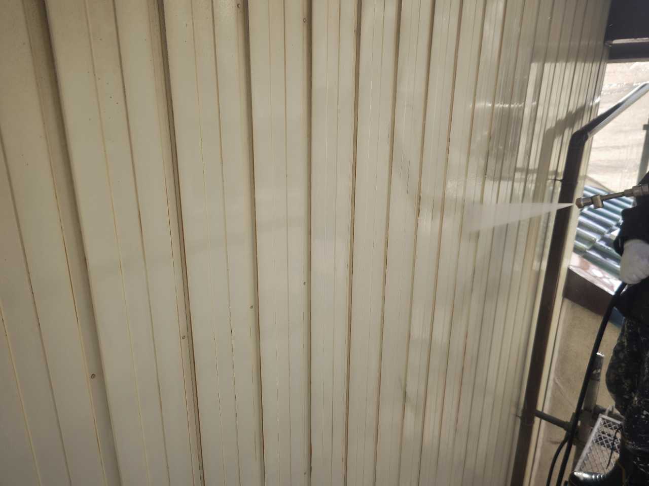 高圧洗浄します。