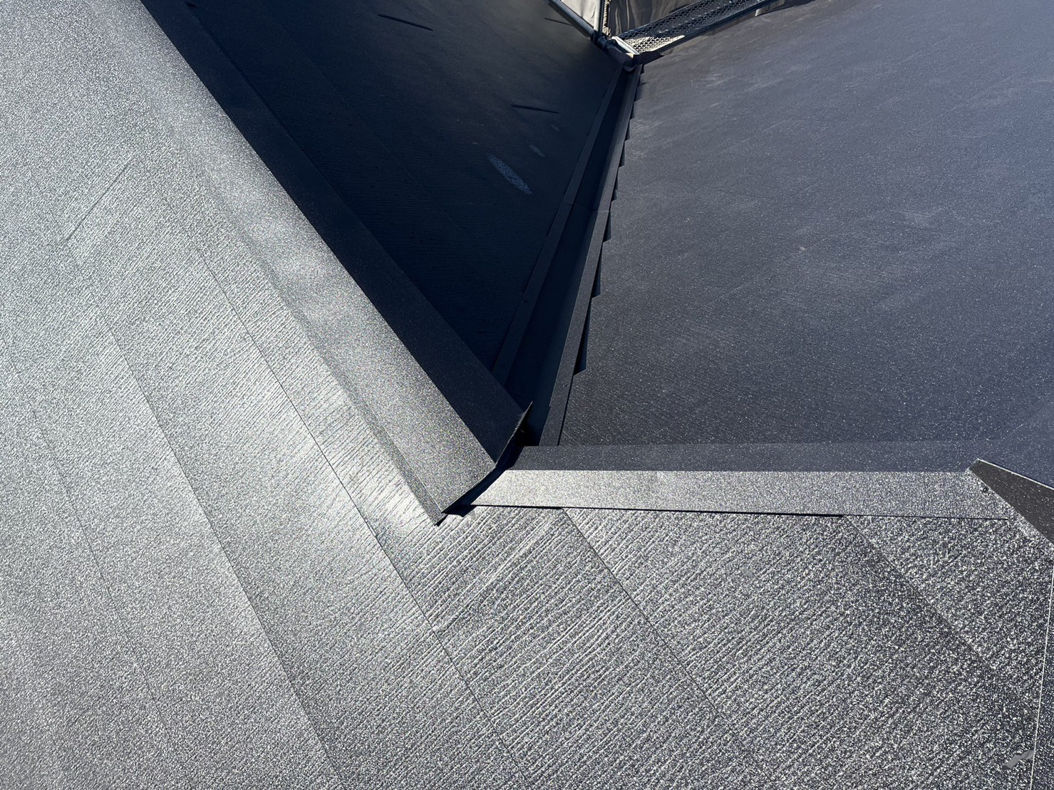 屋根材取り付けです。