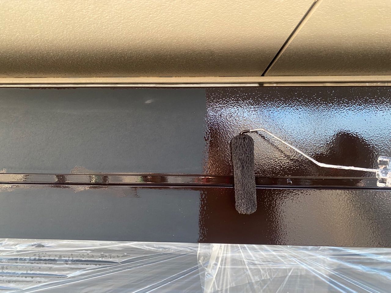 仕上げ塗装1回目です。