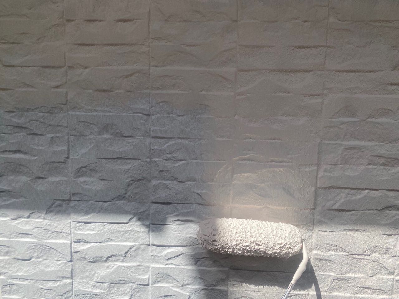 仕上げ塗装1回目です。