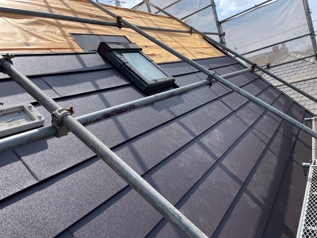 屋根材取り付けです。