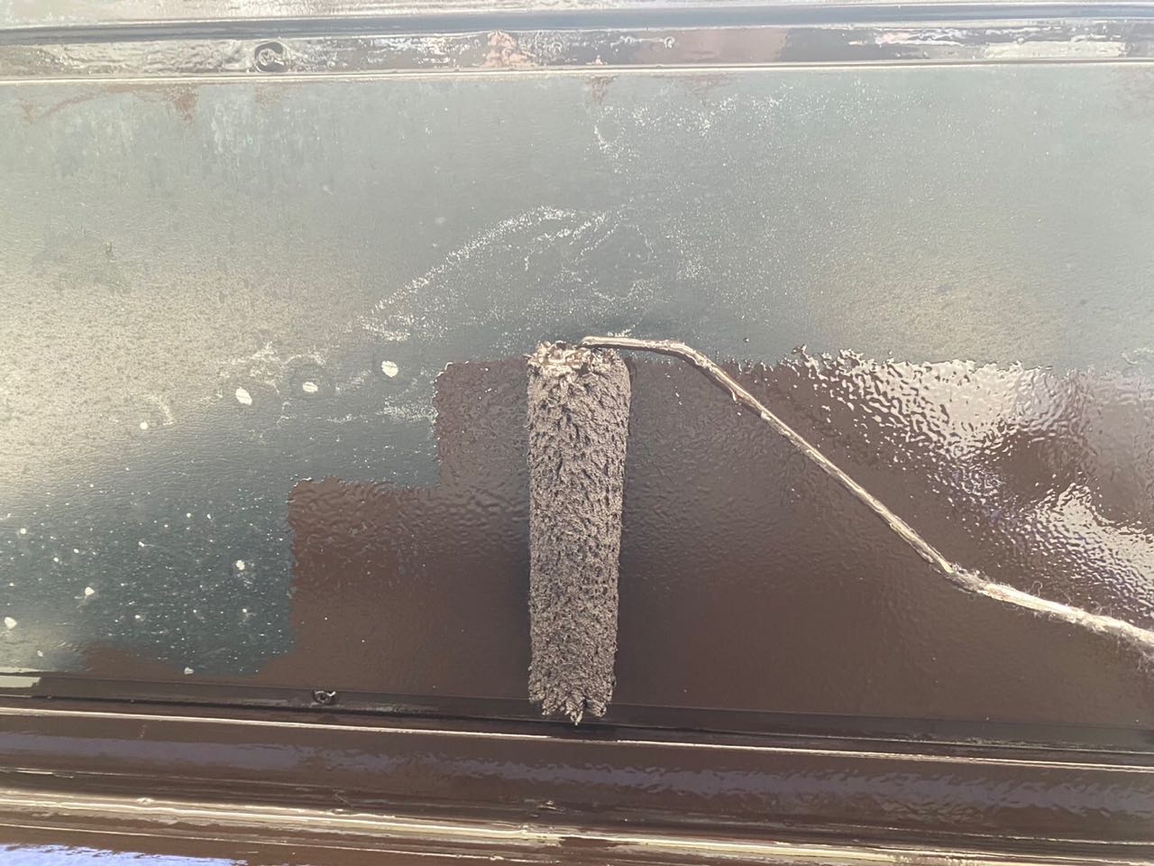 仕上げ塗装1回目です。