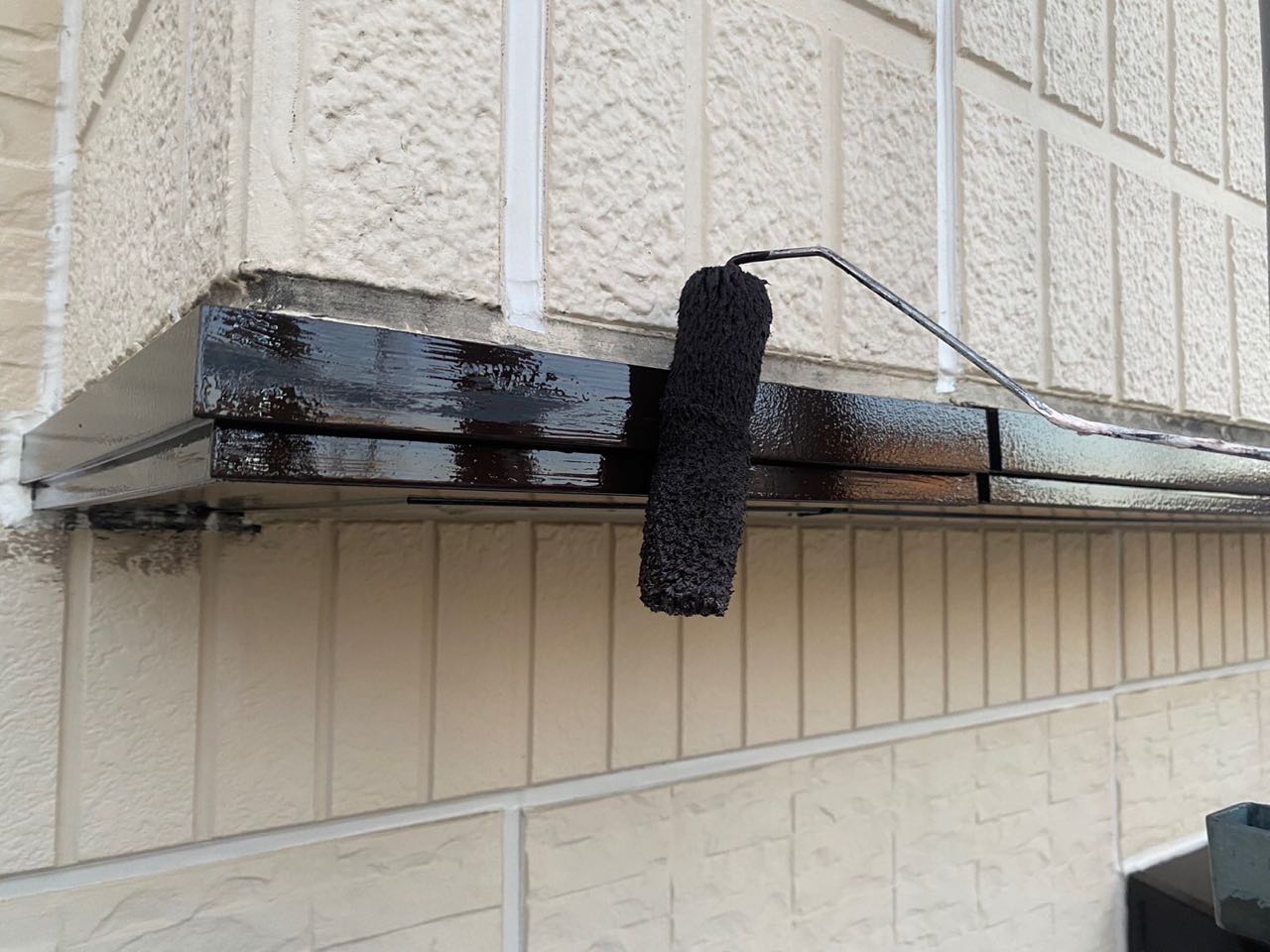 仕上げ塗装1回目です。