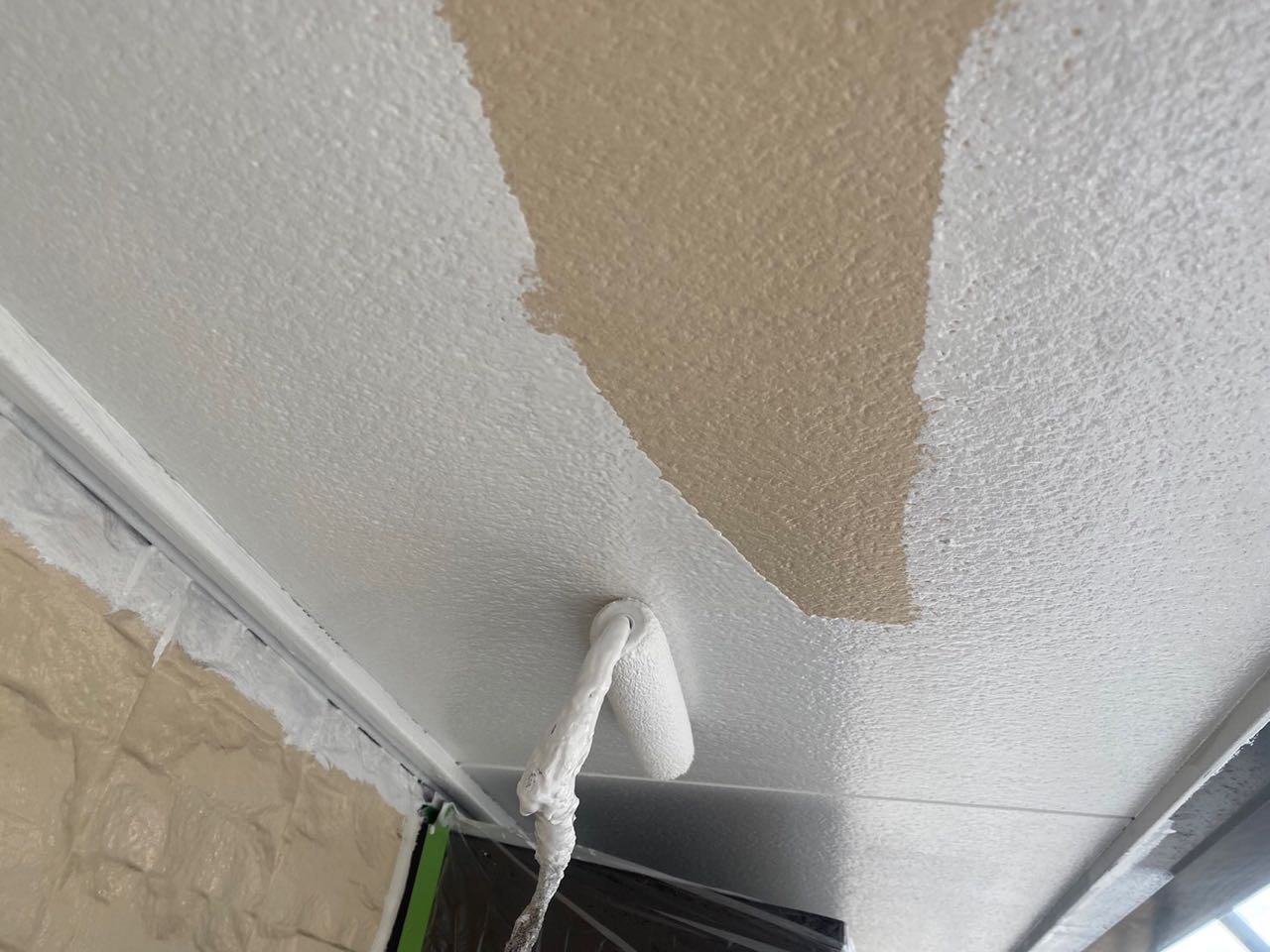 仕上げ塗装1回目です。