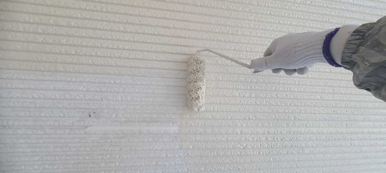 仕上げ塗装1回目です。