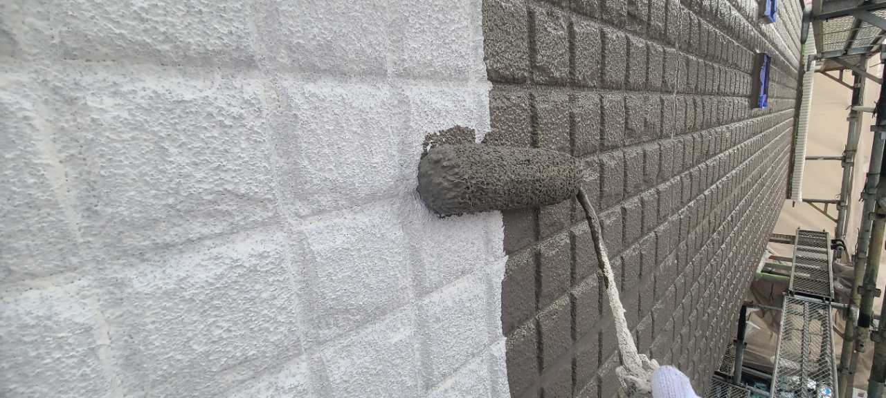 仕上げ塗装1回目です。