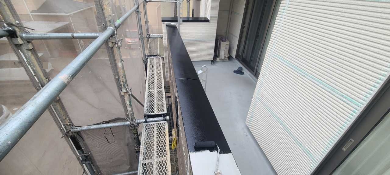 仕上げ塗装1回目です。