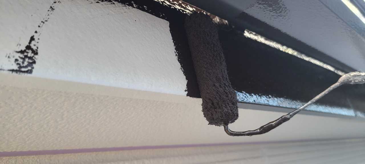 仕上げ塗装1回目です。