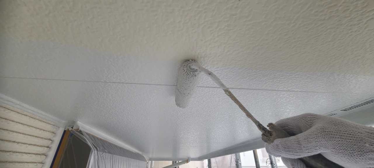 仕上げ塗装1回目です。