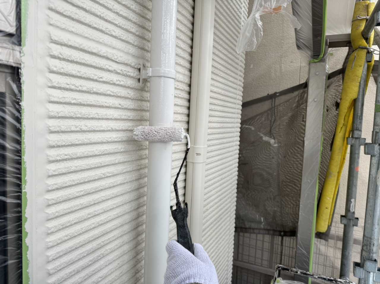 仕上げ塗装1回目です。