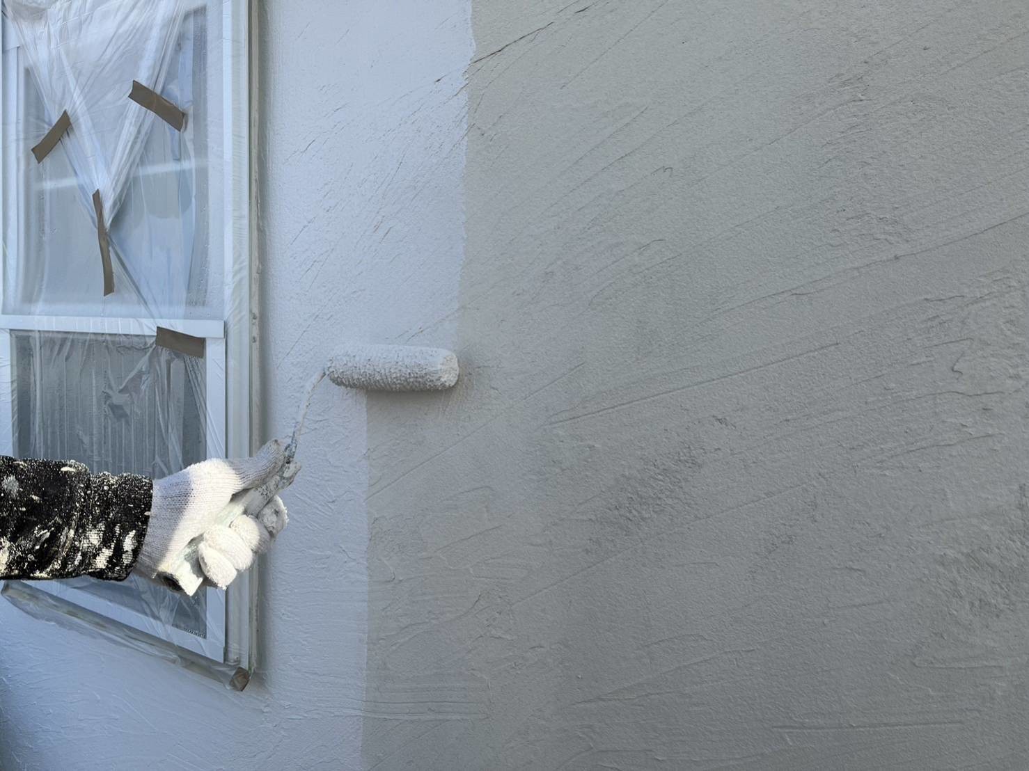 仕上げ塗装1回目です。