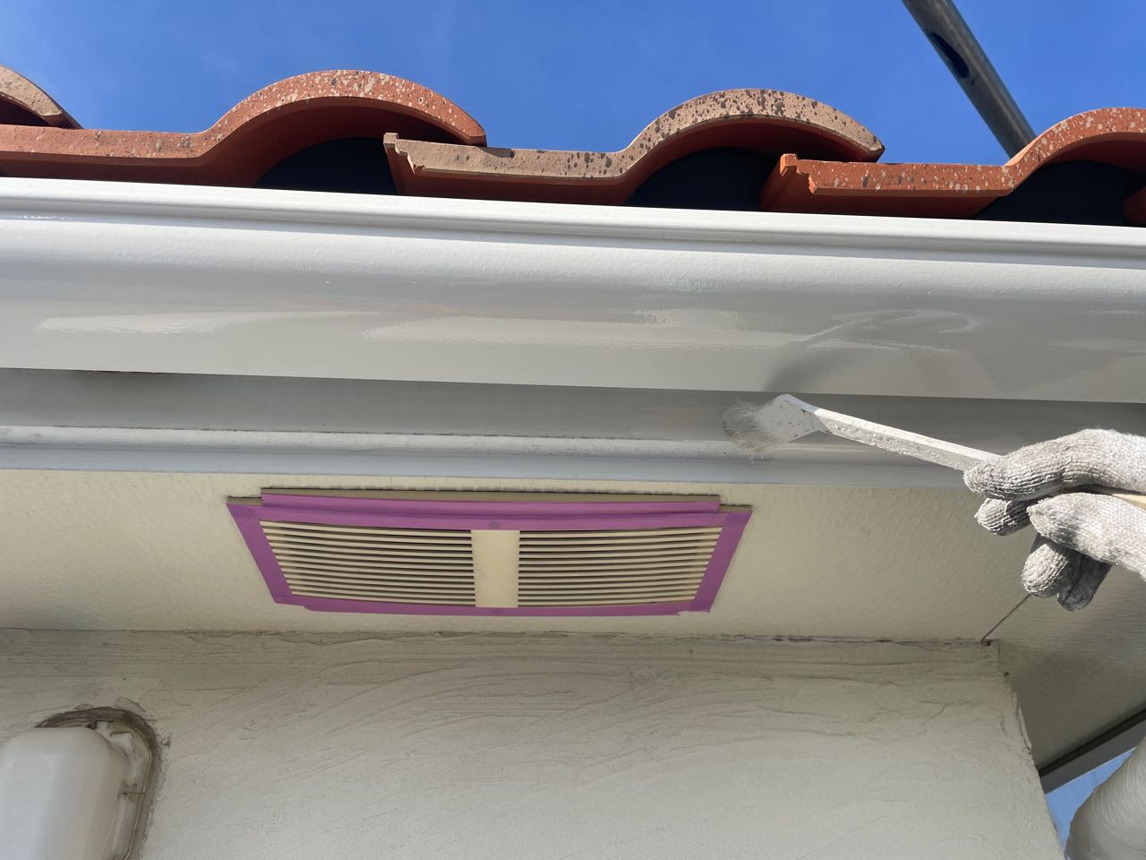 仕上げ塗装1回目です。