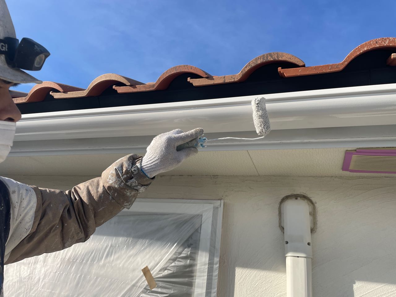 仕上げ塗装1回目です。