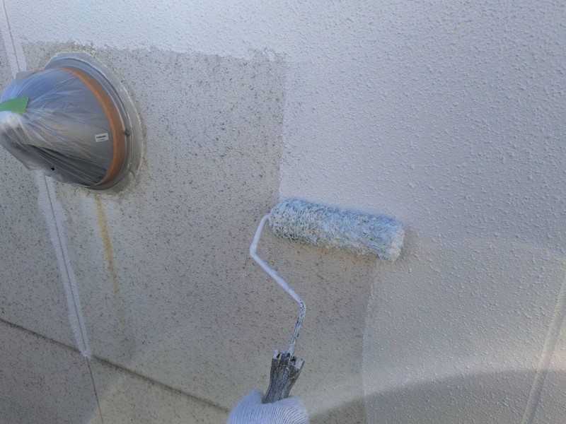 仕上げ塗装1回目です。