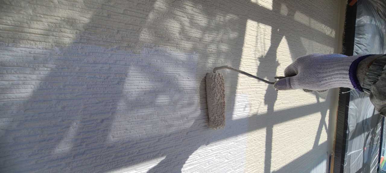 仕上げ塗装1回目です。