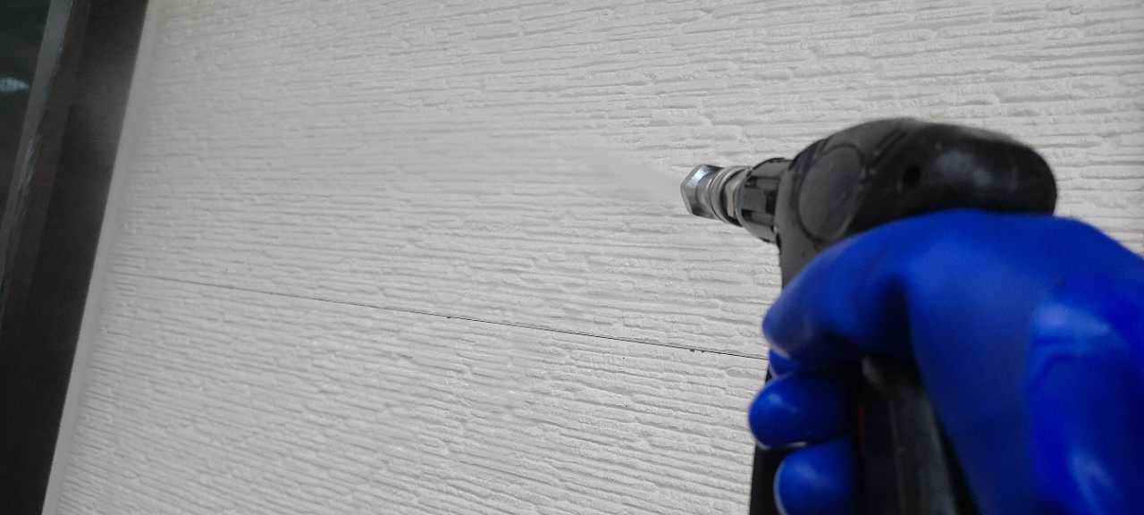 高圧洗浄します。